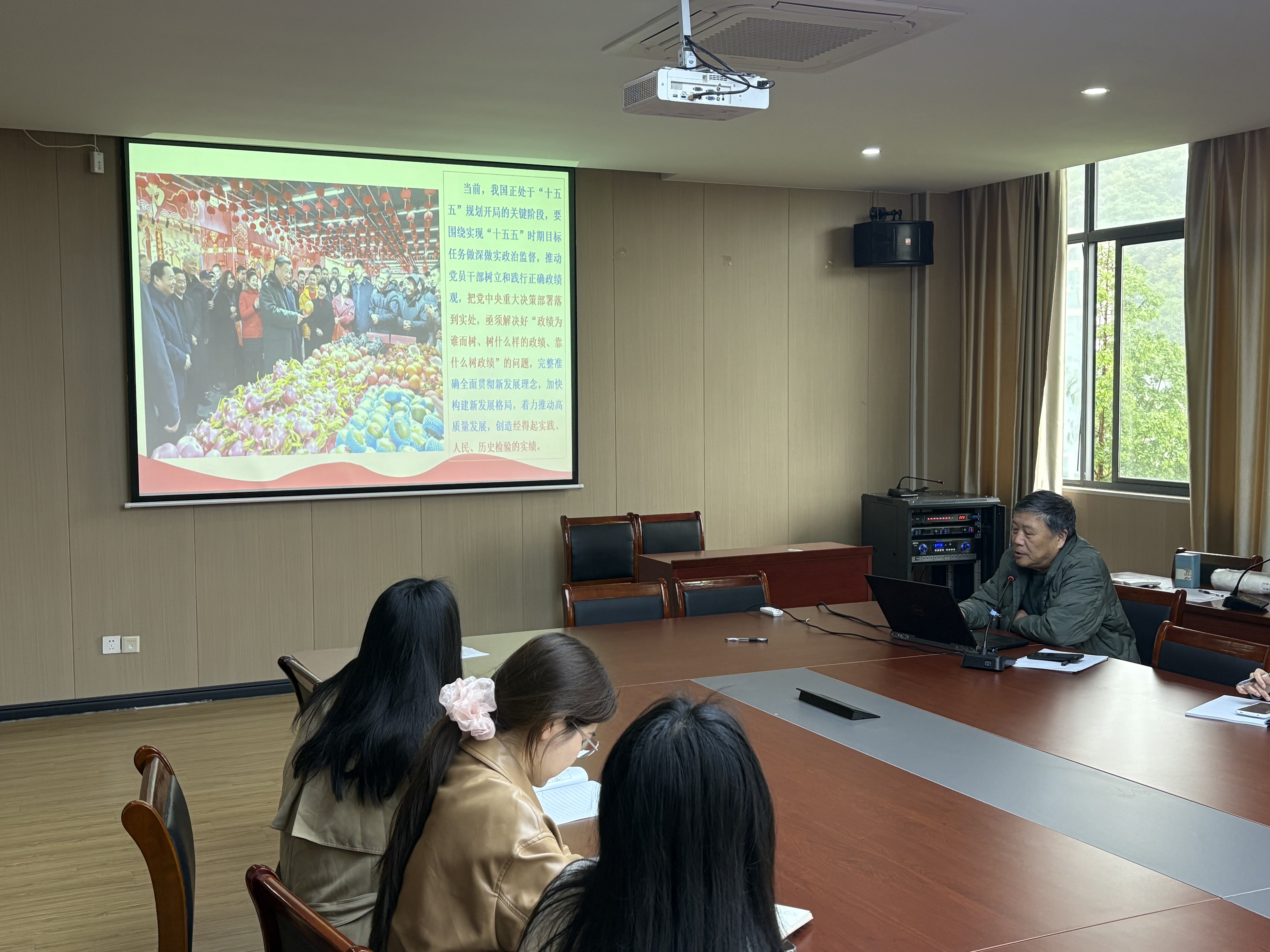 新能源学院召开树立和践行正确政绩观学习教育专题学习会