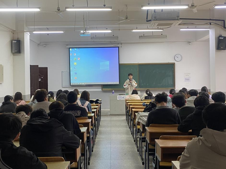 <strong>逐梦研途 薪火相传 ——土木与安全工程学院2023级交通工程专业召开考研经验分享会</strong>