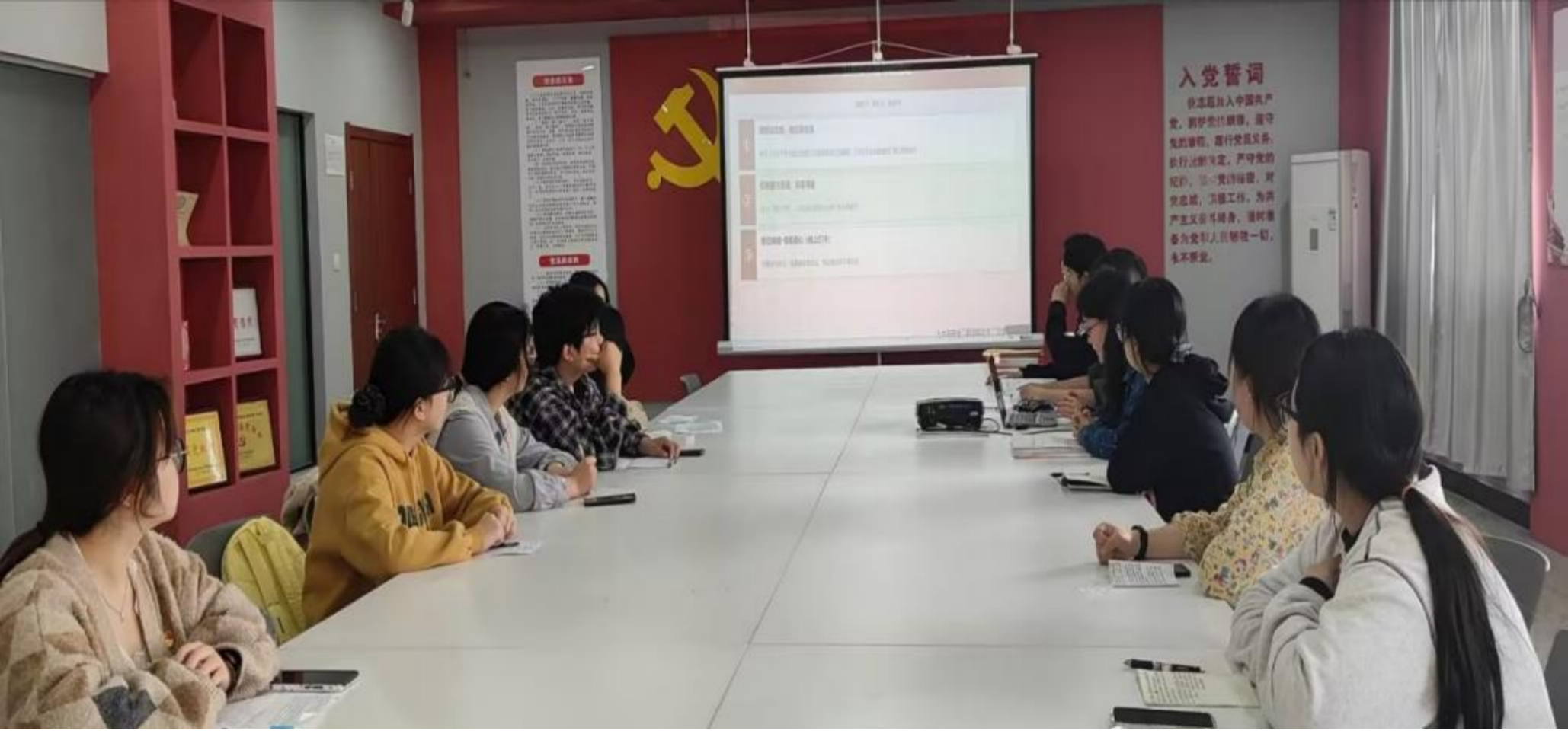 <strong>书香润初心 读书砺使命 ——土木与安全工程学院学生第二党支部举办读书分享会</strong>