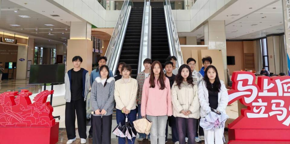 提升数字素养 拥抱智能时代——计算机与人工智能学院学生开展AI人工智能培训活动
