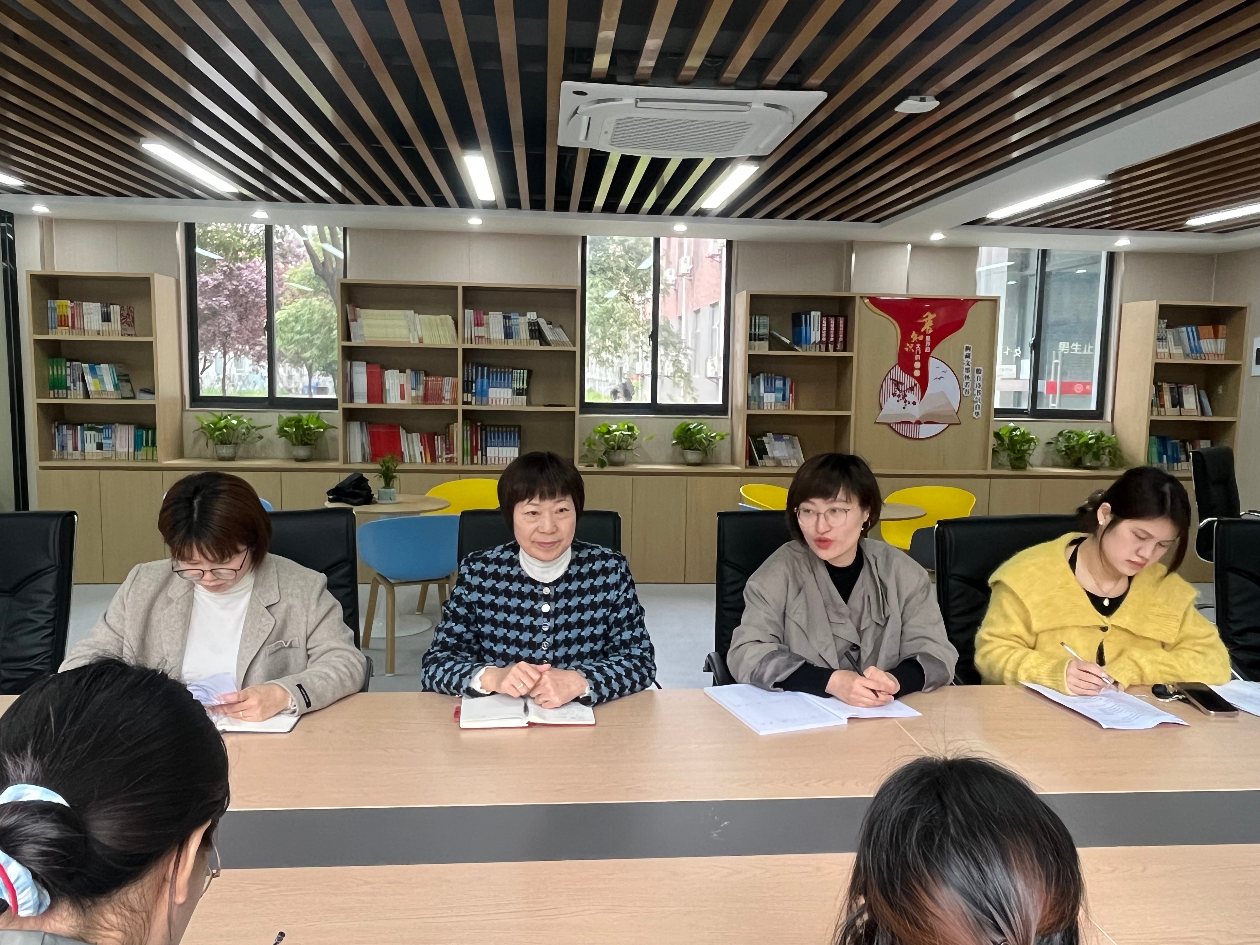 <strong>下沉一线解难题 凝心聚力促提升—艺术设计学院在学生社区召开辅导员工作研讨会</strong>