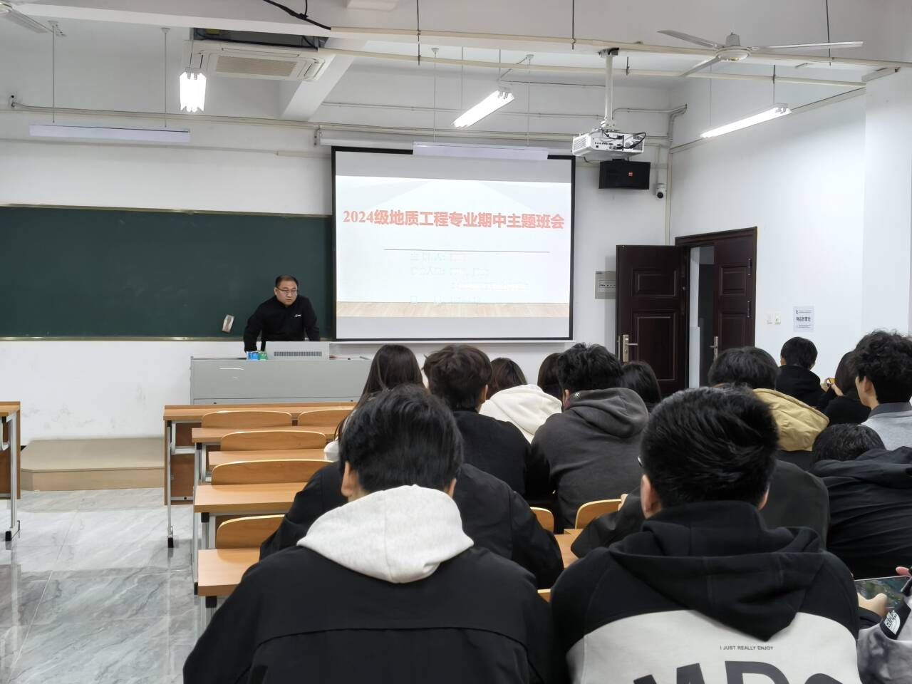 <strong>总结复盘明方向 凝心聚力促成长 ——土木与安全工程学院2024级地质工程专业召开期中主题班会</strong>