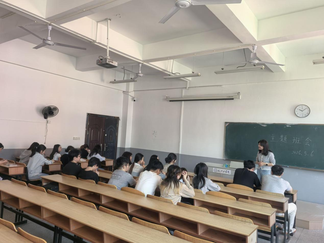 <strong>土木与安全工程学院2023级给排水科学与工程专业闻天班召开期中座谈会</strong>