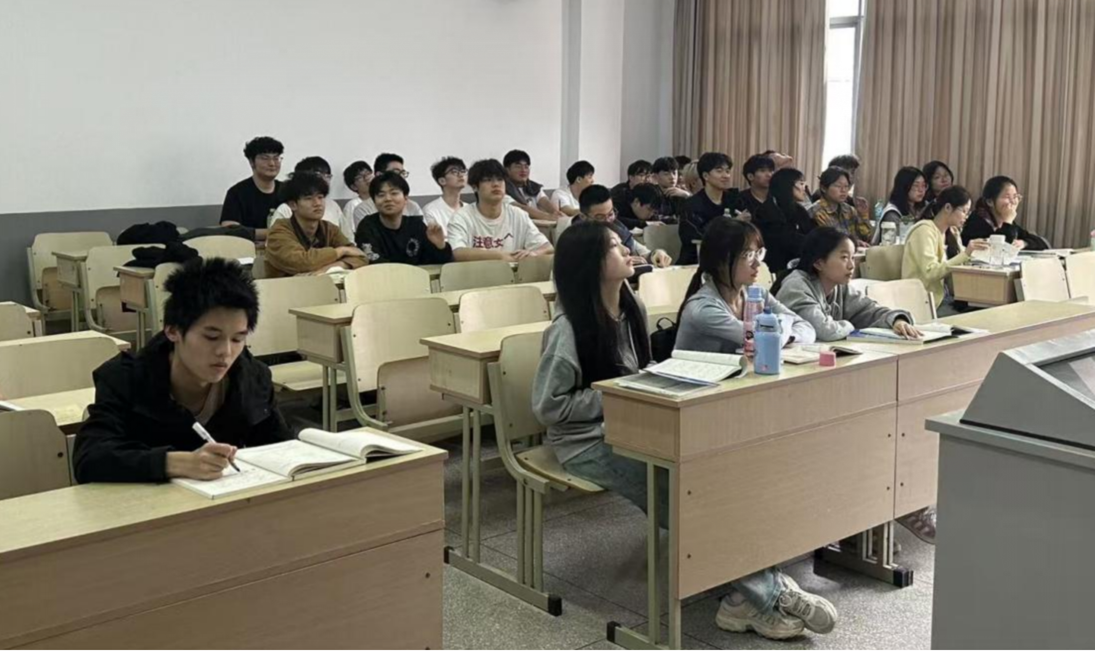 <strong>筑牢安全防线  守护假期平安 ——土木与安全工程学院2024级测绘工程专业召开主题班会</strong>