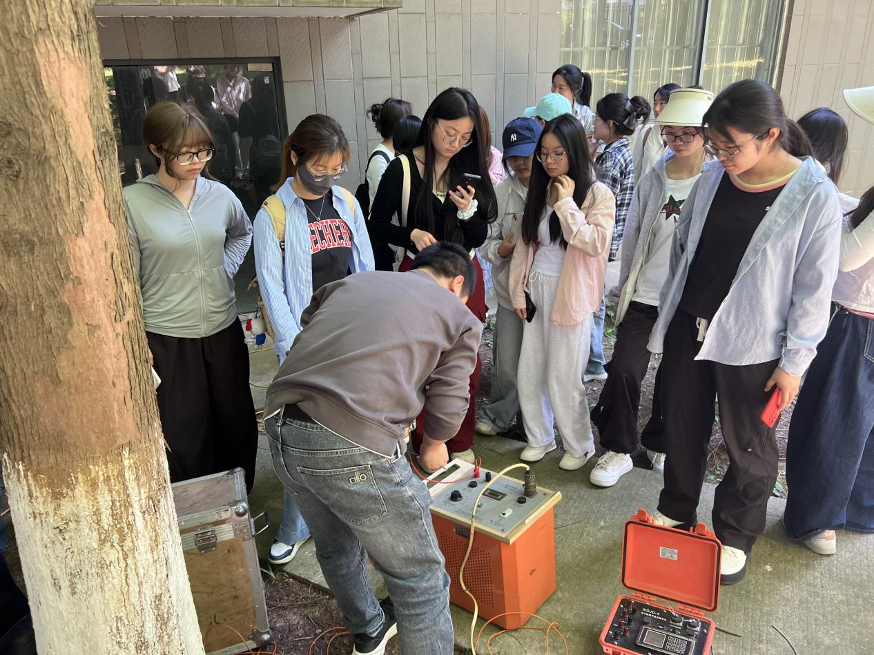 <strong>以练促学强本领  实践赋能育人才 ——土木与安全工程学院2023级地质工程专业开展工程物探实验课外实践活动</strong>