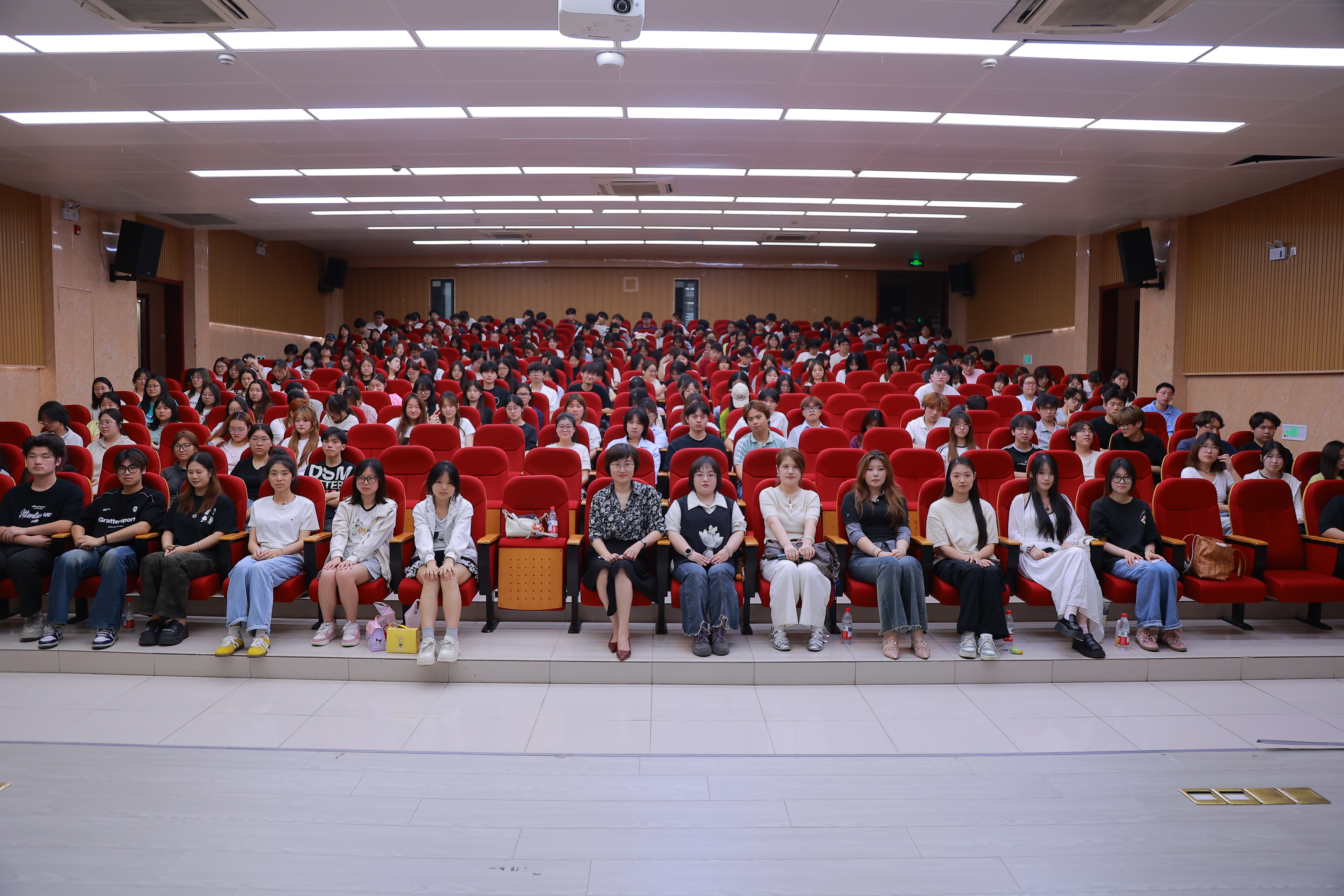 <strong>蓄力青春践初心 艺绘乡野担使命——艺术设计学院召开2026年暑期“三下乡”社会实践动员大会</strong>