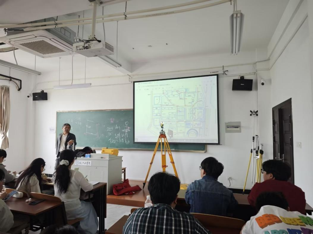 <strong>以行践知练本领  精准测绘促成长 ——土木与安全工程学院2024级地理空间信息工程专业开展“数字测图原理与方法”实习</strong>