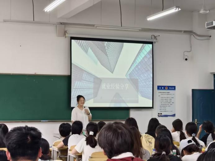 <strong>薪火相传，逐梦前行 ——财经学院开展2025级新生入学教育之“优秀校友面对面”交流会</strong>