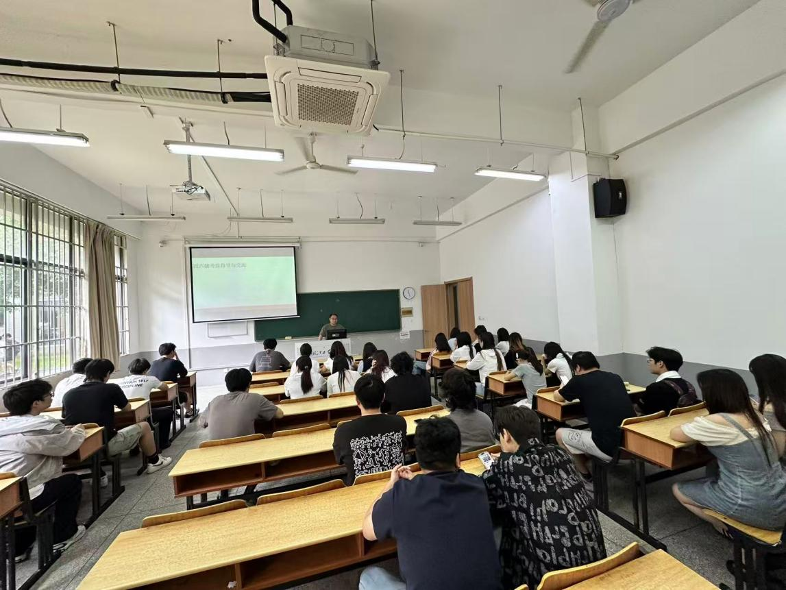 <strong>精准指导  全力冲刺 ——土木与安全工程学院2024级地质工程专业召开四六级冲刺主题班会</strong>