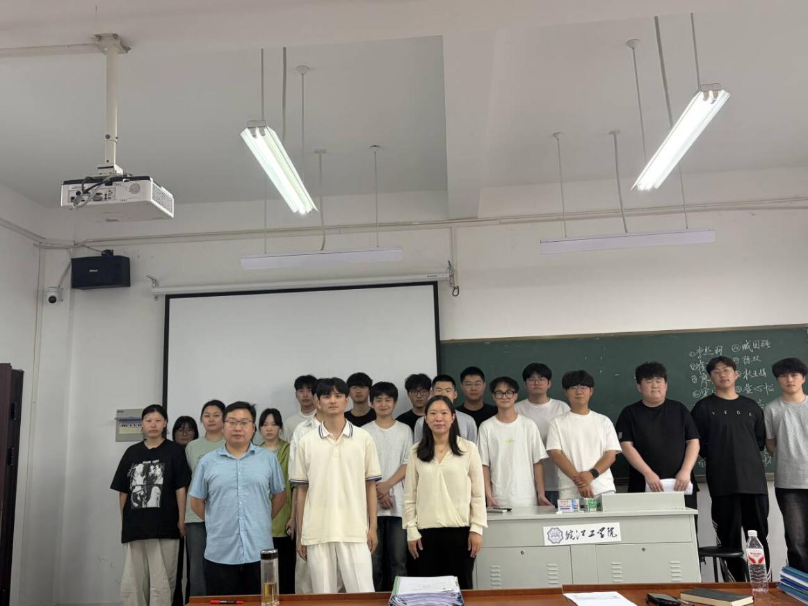 <strong>以辩促学砺匠心  笃行实干展风采 ——土木与安全工程学院2026届地质工程专业顺利开展毕业设计（论文）答辩</strong>