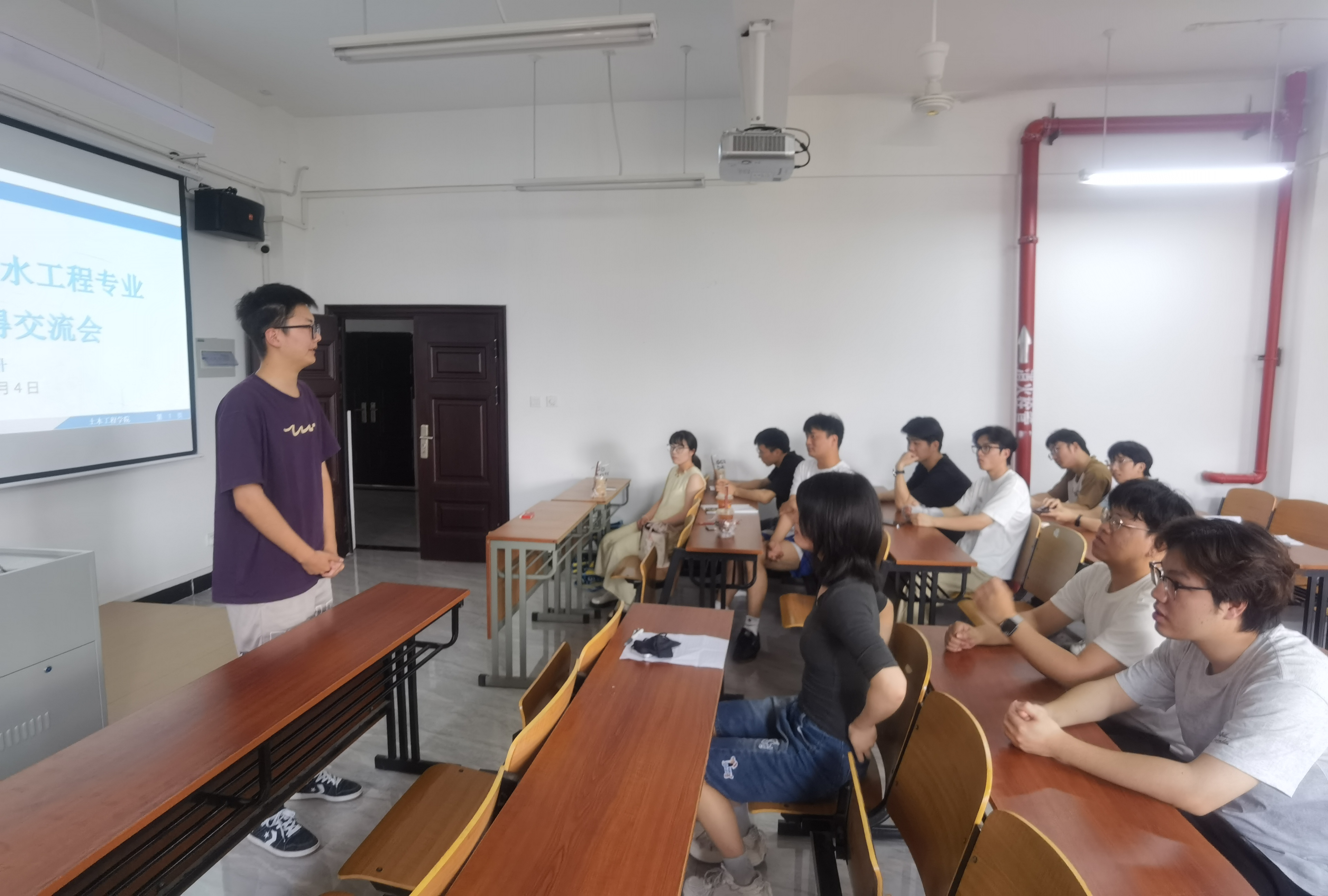 <strong>薪火赓续  筑梦研途 ——土木与安全工程学院2023级给排水科学与工程专业召开考研经验分享会</strong>