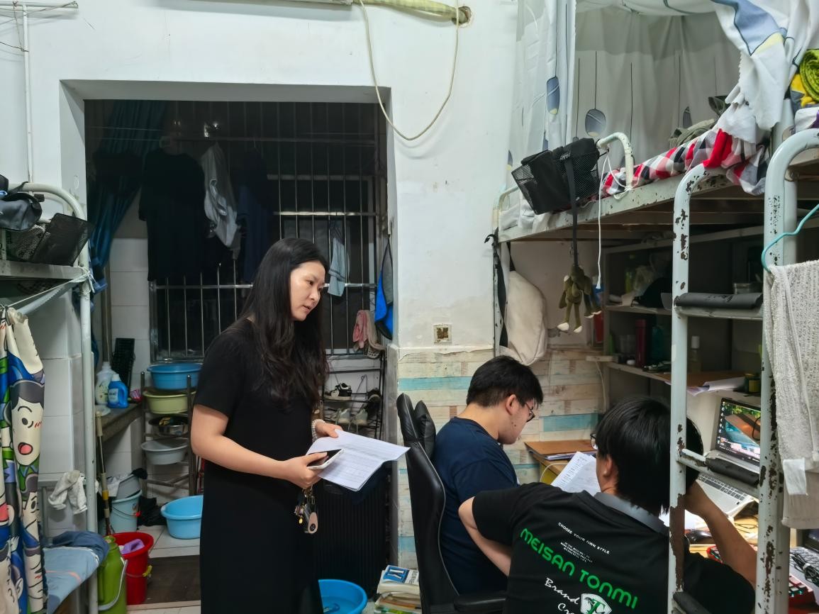 <strong>深入宿舍查隐患 暖心行动促成长 ——新能源学院开展晚间宿舍专项排查走访工作</strong>