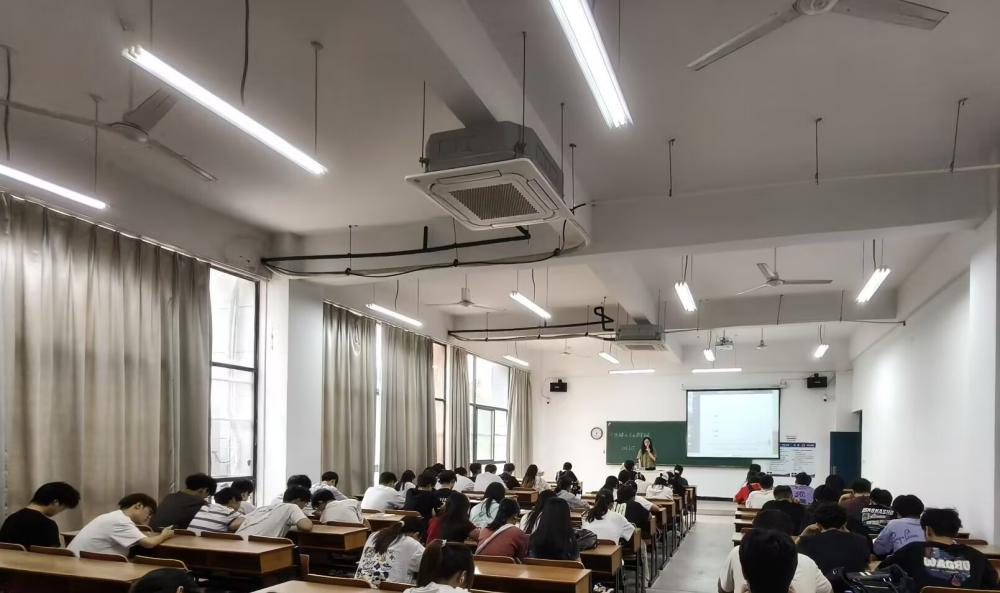 <strong>以赛促学展风采 科创赋能向未来 ——土木与安全工程学院2025级给排水科学与工程专业召开主题班会</strong>