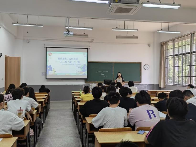 <strong>稳住期末  看向未来 ——土木与安全工程学院2024级交通工程专业召开主题班会</strong>