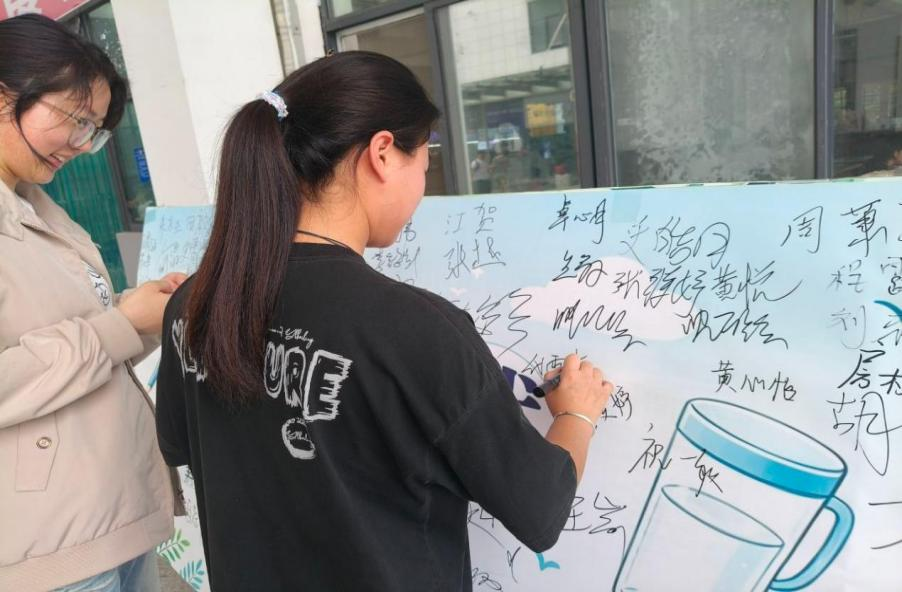 <strong>管理学院诚信考试签名活动完美落幕</strong>