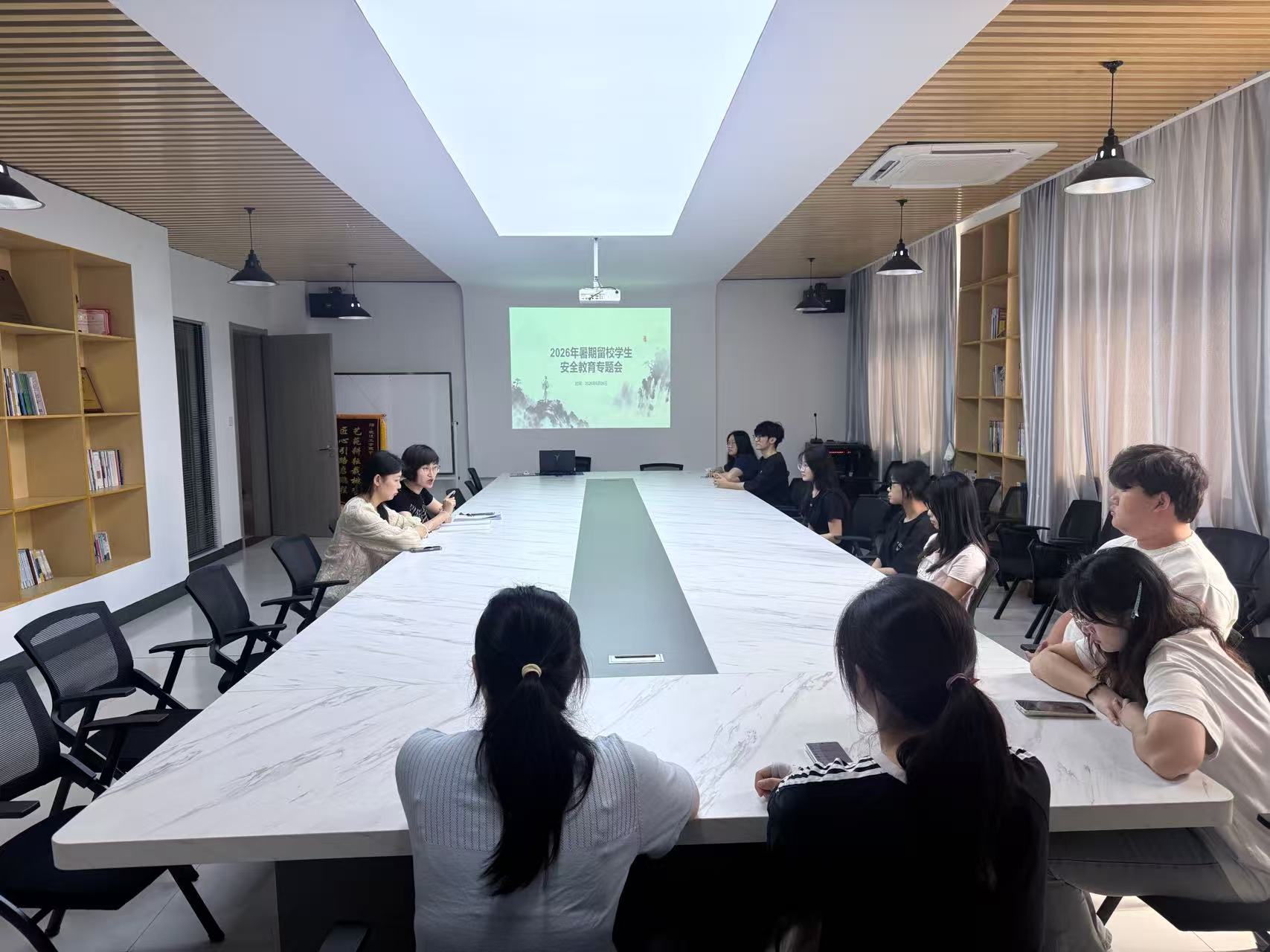 <strong>艺术设计学院召开2026年暑期留校学生安全教育暨考研动员专题会议</strong>