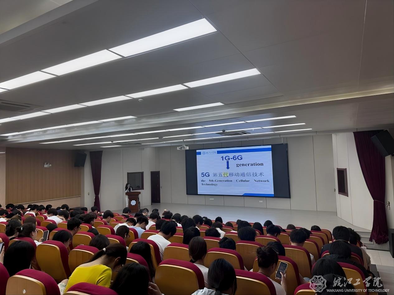 深耕产教融合见实效，行业英语助力学子直达职场 ——通识院联合电信院开展“专业+英语”讲座互动