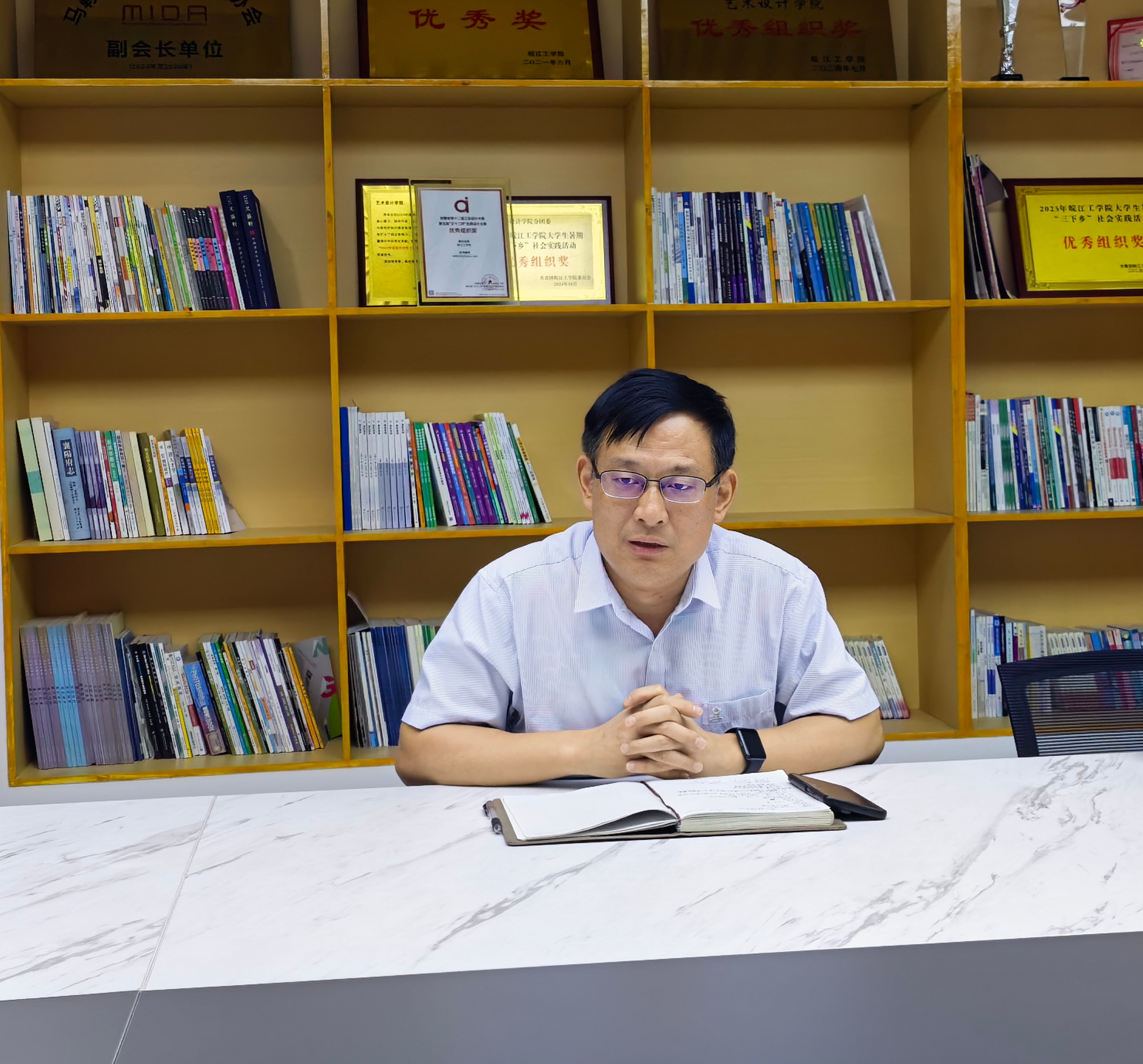 <strong>艺术设计学院召开班主任工作总结交流会</strong>