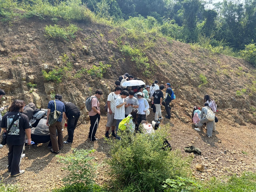 <strong>知行合一探地质  野外实践砺初心 ——土木与安全工程学院2025级地质工程专业开展普通地质学实习</strong>