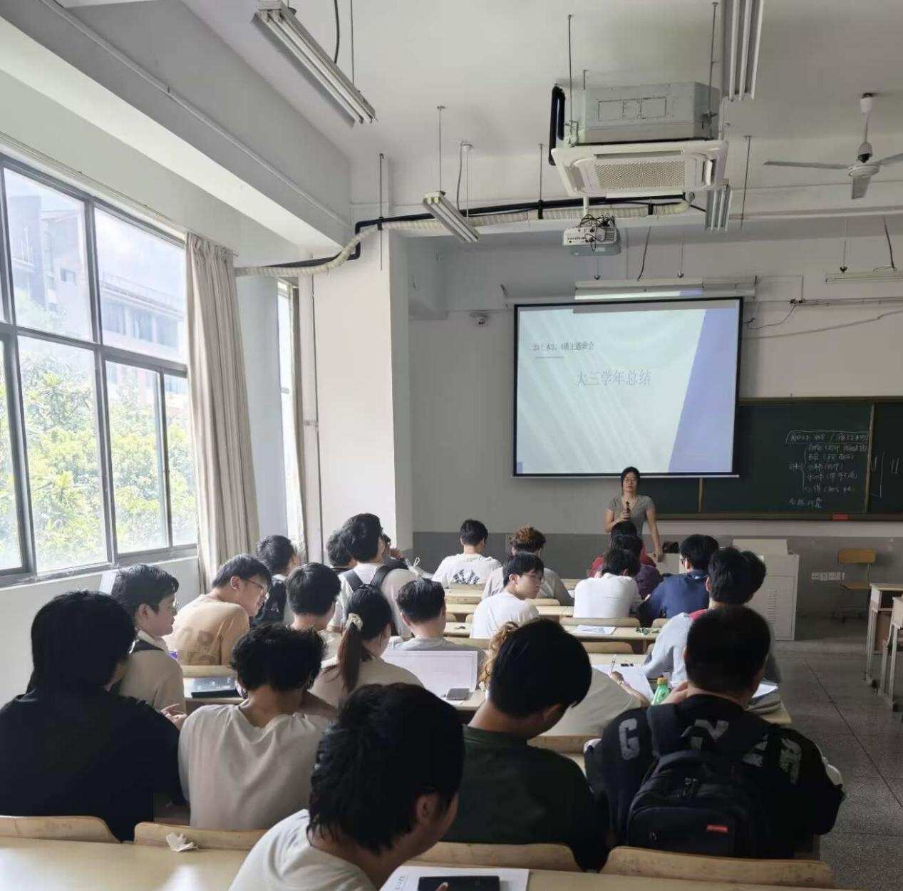 <strong>回顾总结  蓄势待发 ——土木与安全工程学院2023级土木工程专业召开学年总结主题班会</strong>