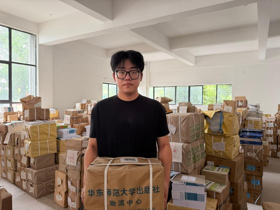 郑蒲港校区圆满完成25级学生新学期教材发放工作