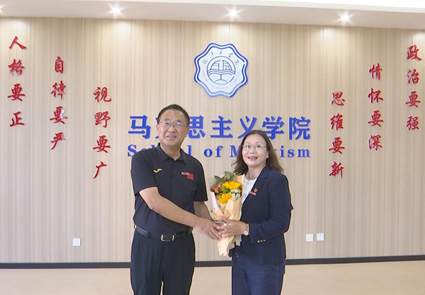 我校刘双和学生代表接受马鞍山电视台教师节专访